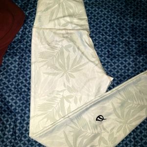 Ptula desar'ee white Available MEDIUM